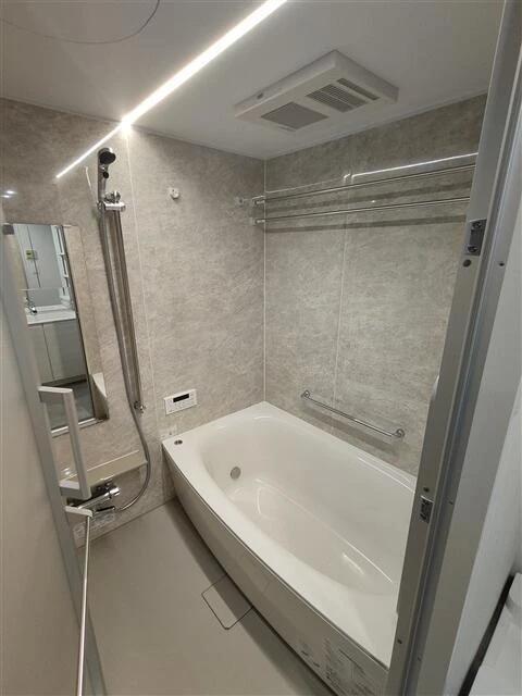 バス・シャワールーム　ゆとりのあるバスルーム