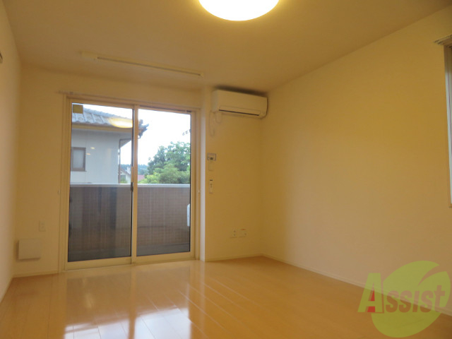 居室・リビング　陽当たり良く、十分に広さのあるお部屋となっております