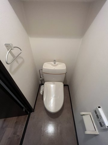 トイレ　温水洗浄便座付きのトイレです♪