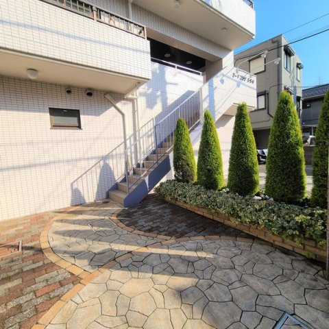 エントランス　重厚感のある建物デザイン♪