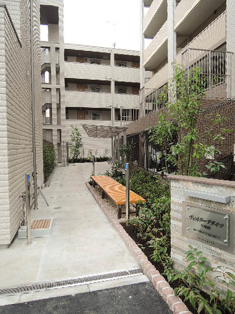 エントランス　入居者様同士でコミュニケーション取りやすく配慮されております