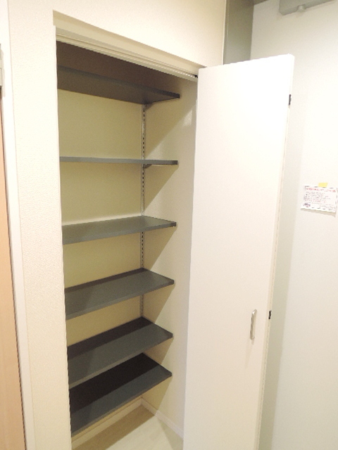 玄関　玄関にはシューズボックスあり