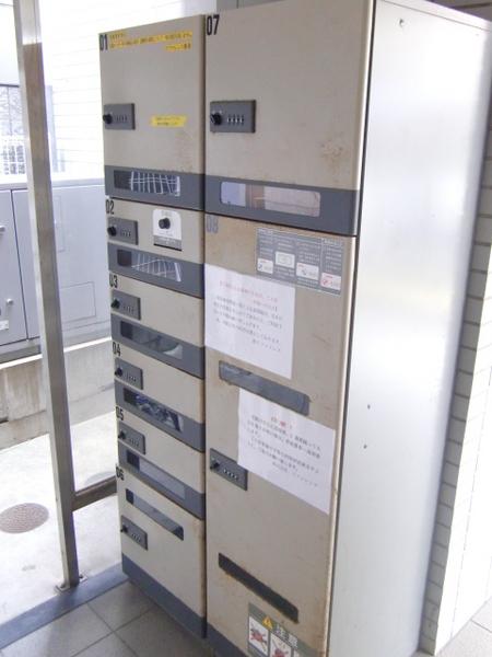 エントランス　宅配ボックス付で荷物の受取も楽々♪