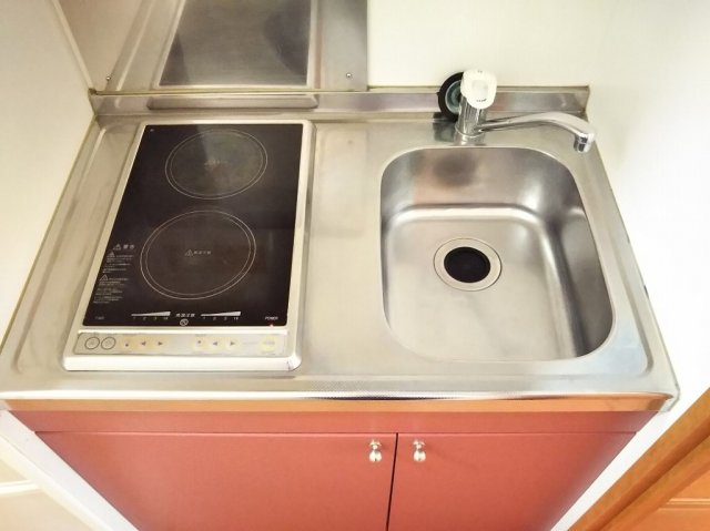 キッチン　2口ラジエントヒーター付き。部屋により設備が異なる場合あり。