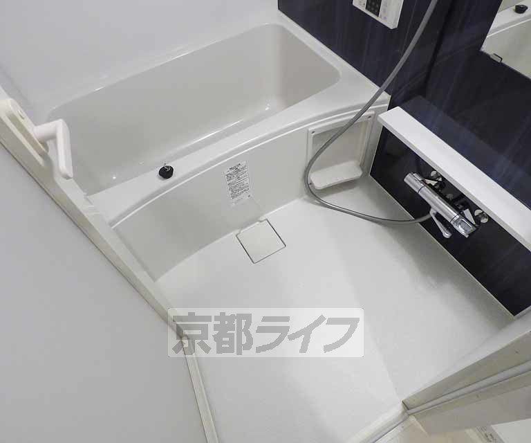 バス・シャワールーム　広々としたバスルームです。