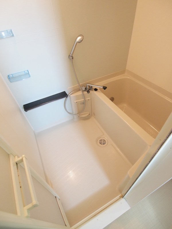 バス・シャワールーム　追い炊き式・浴室乾燥機付き。