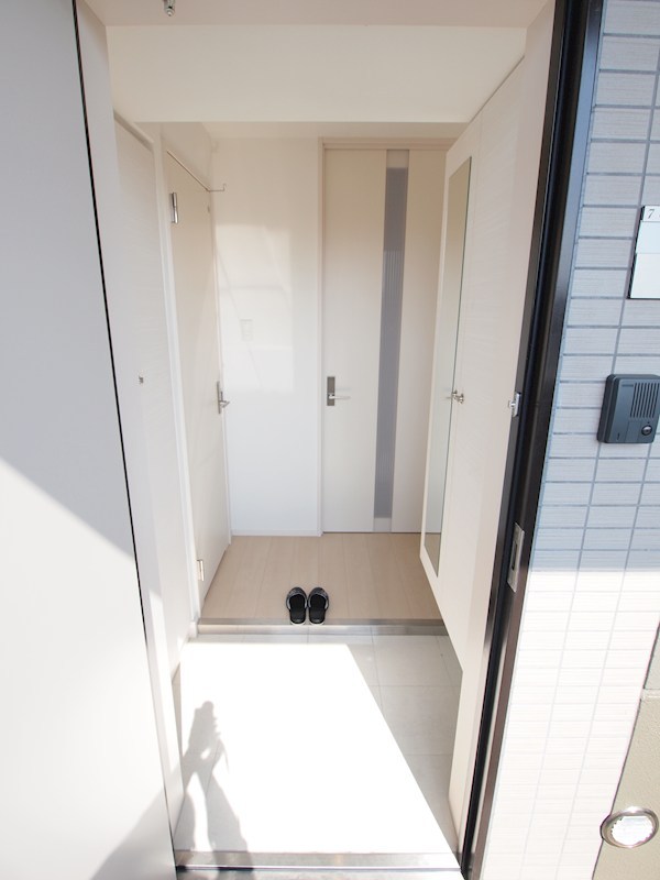 玄関　フットライトがオシャレな玄関。