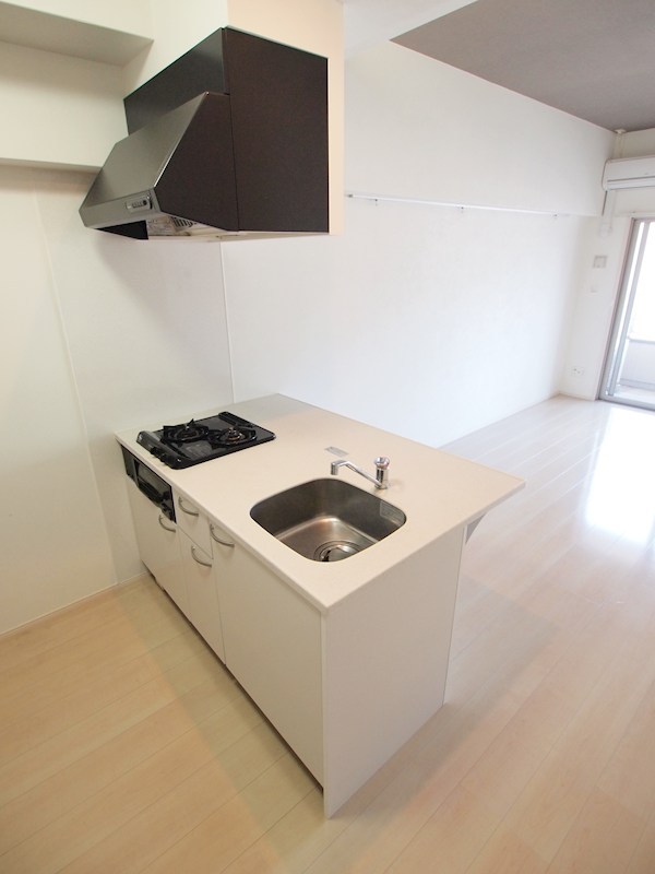 キッチン　カウンタータイプのキッチン。上部収納あり。