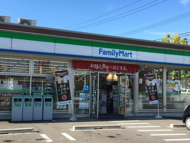 コンビニ　ファミリーマート（コンビニ）まで120m