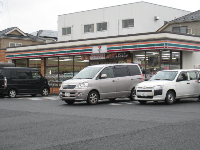 コンビニ　セブンイレブン 足立伊興番田店（コンビニ）まで351m