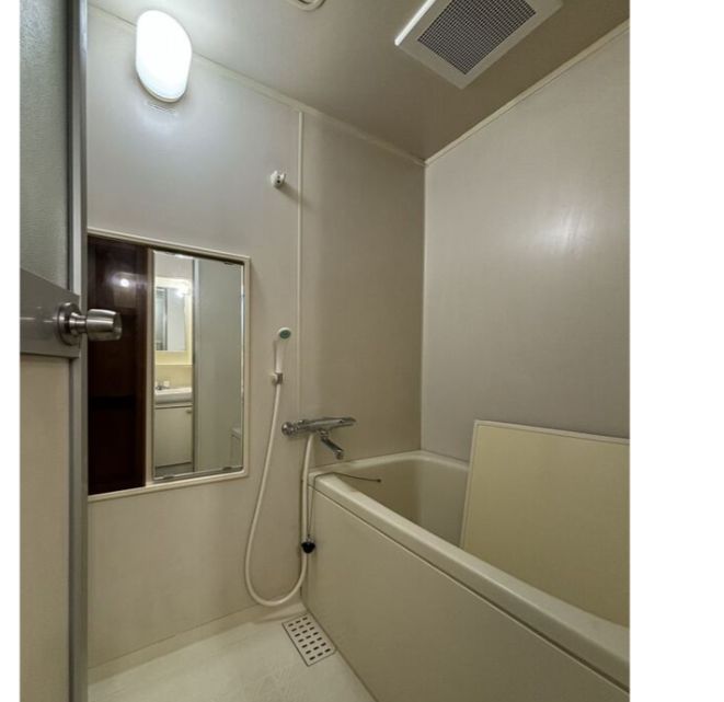 バス・シャワールーム　コンパクトで使いやすいお風呂です