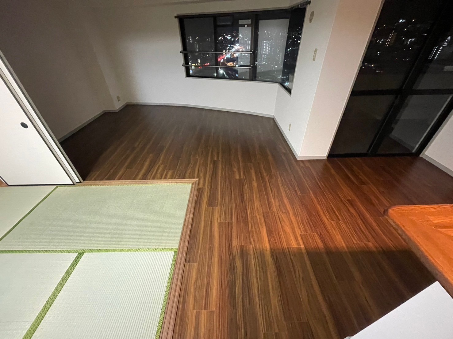 居室・リビング　リビングと和室が隣接していて広く使えます。