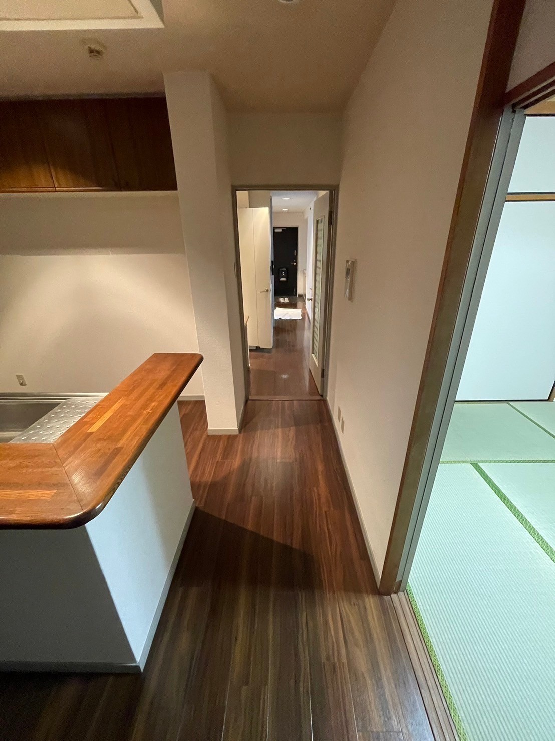 居室・リビング　リビングと和室が隣接していて広く使えます。