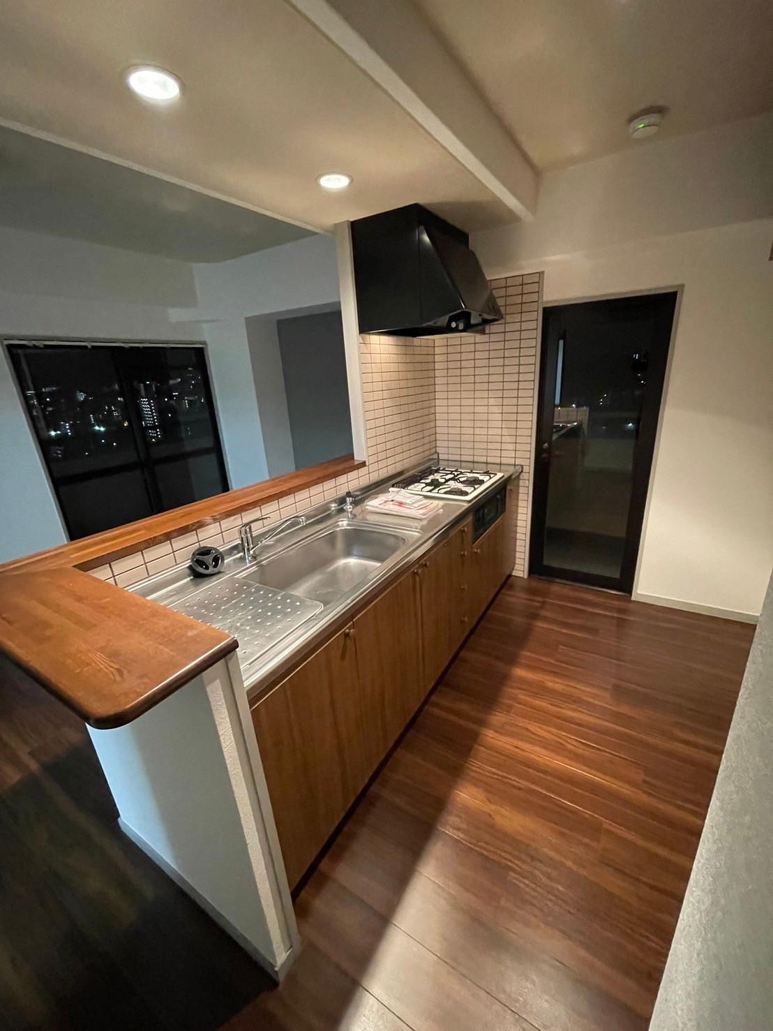 キッチン　対面式3口コンロのシステムキッチン