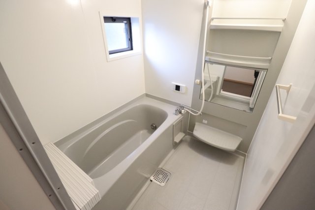 バス・シャワールーム　落ち着いた空間のお風呂です