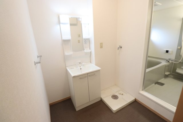 洗面設備　スペースが確保できる洗面所です