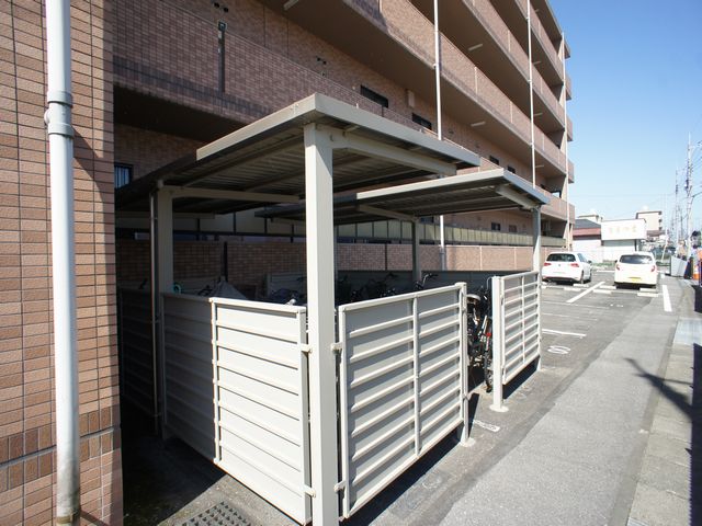 その他共有部分　屋根付きの駐輪場があります♪