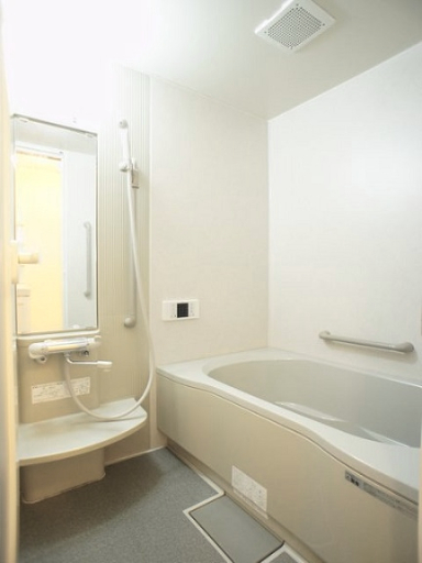 バス・シャワールーム　ゆったり入れる追い炊き付きの浴室です。
