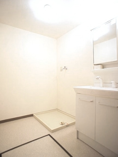 洗面設備　朝シャンもできる洗髪洗面化粧台付きです。