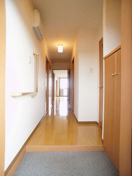 玄関　シューズボックスのある明るい玄関です。