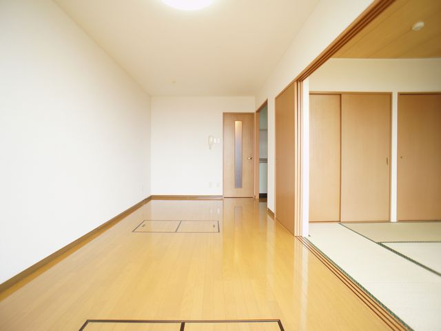 居室・リビング　床下収納、エアコン付のリビングです。