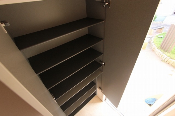 玄関　トールタイプのシューズボックス付き