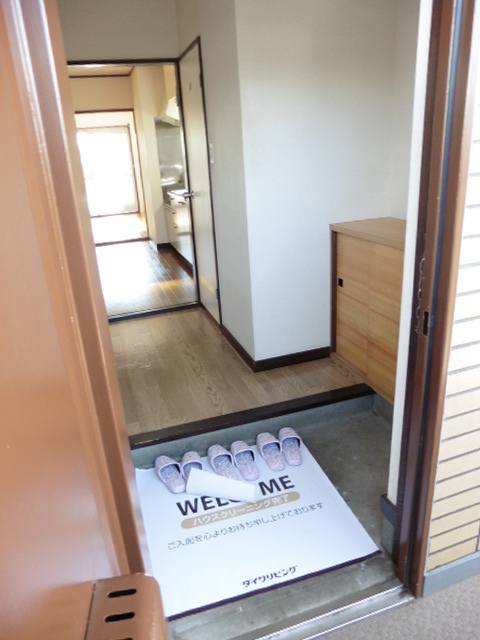 玄関　※写真は他号室です