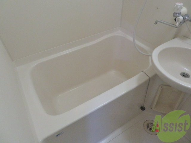 バス・シャワールーム　バスルームは狭すぎず、シャワーも浴びやすそうです。