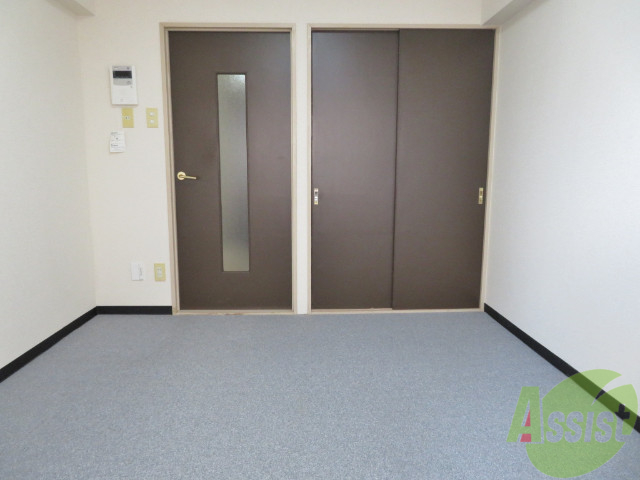 居室・リビング　７帖の洋室です。広々として、きれいですね。