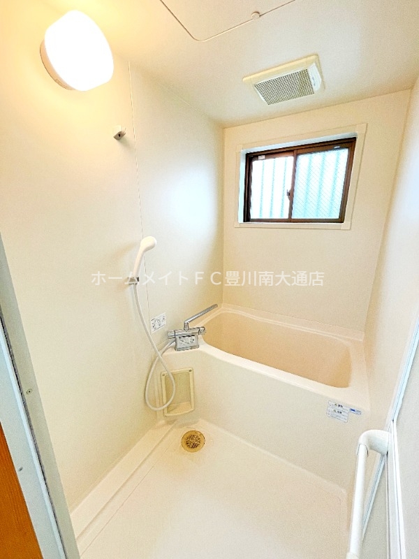 バス・シャワールーム　同型別部屋写真（反転）