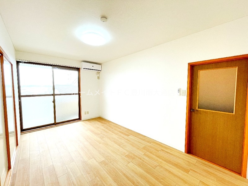 居室・リビング　同型別部屋写真（反転）