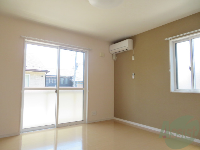 その他部屋・スペース　寝室には窓があるので、朝の目覚めが良さそうです。