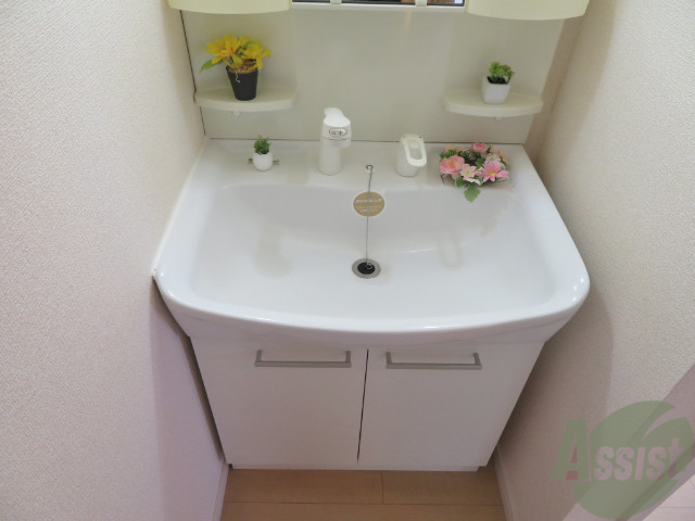 洗面設備　独立洗面台。朝の身支度はここでばっちり決めましょう。