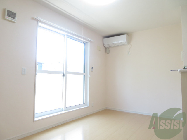 居室・リビング　リビングはこんな感じです。窓が大きくてよく陽が入ってきます。