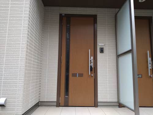 エントランス　玄関前