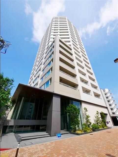 建物外観　鉄筋コンクリート造・総戸数は142戸です。