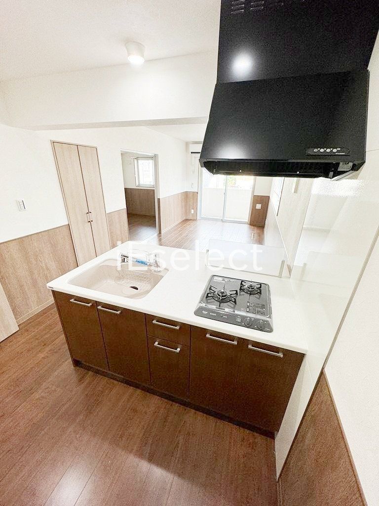 キッチン　２口システムキッチン付き。調理スペースあって料理も楽々♪