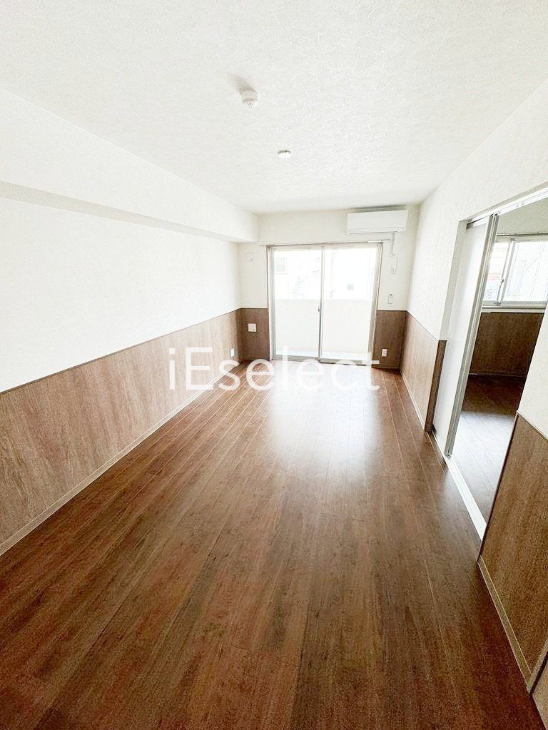 居室・リビング　窓も大きく明るいですね