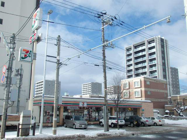 コンビニ　セブンイレブン（コンビニ）まで335m