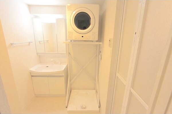 洗面設備　※写真は同じマンションの違う部屋のものになります。