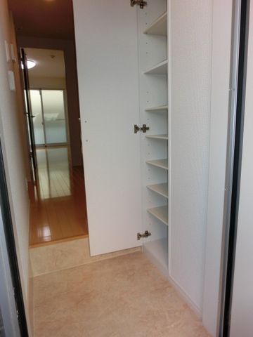 玄関　玄関下駄箱あり