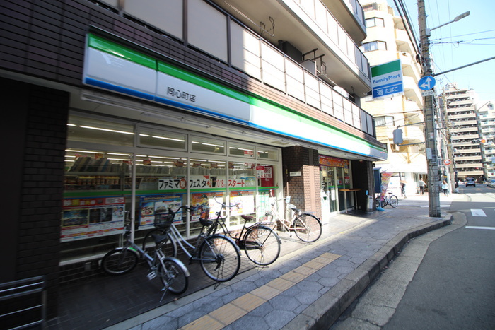 コンビニ　ファミリーマート（コンビニ）まで265m