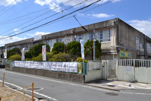 中学校　寝屋川市立第三中学校（中学校）まで225m