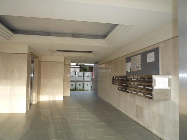 エントランス　落ち着いたエントランスです