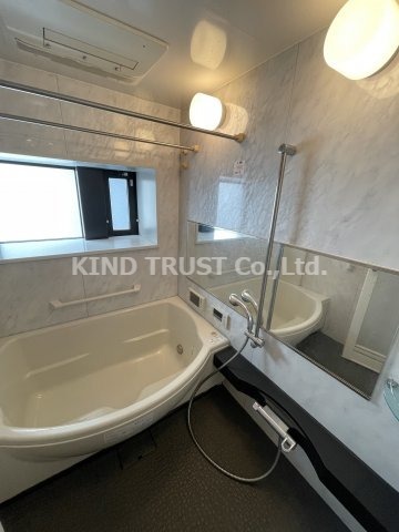 バス・シャワールーム　コンパクトで使いやすいお風呂です