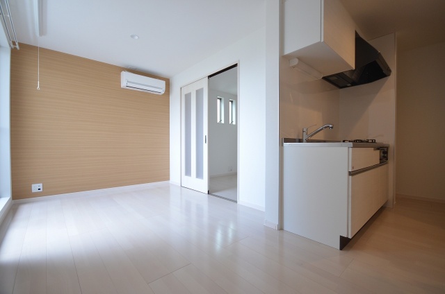 居室・リビング　同物件、別号室