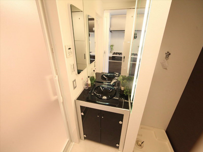 洗面設備　オシャレな独立洗面台　収納スペース有