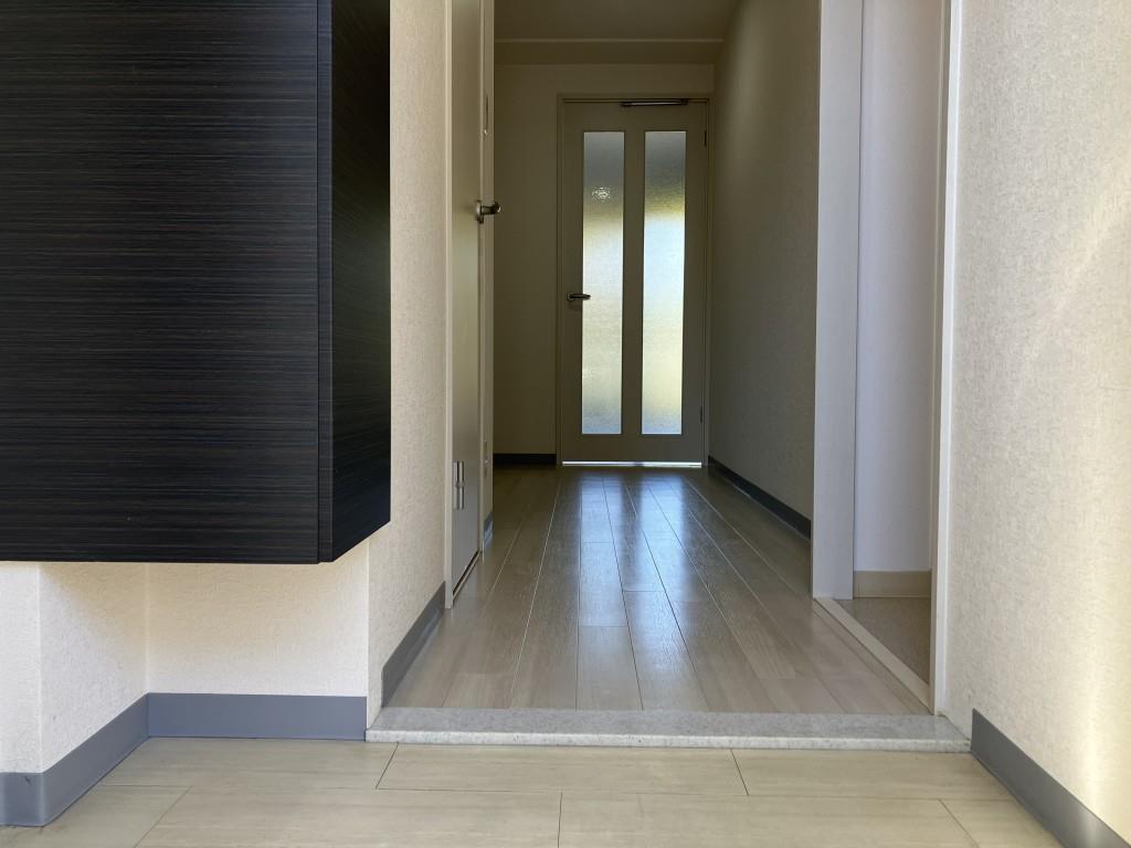 玄関　※写真は同物件同タイプ別室のものです