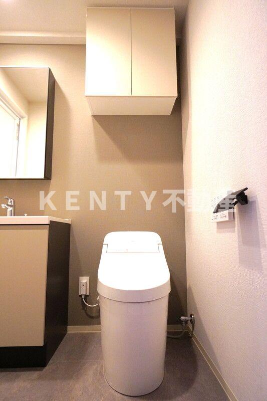 トイレ　落ち着いた色調のトイレです