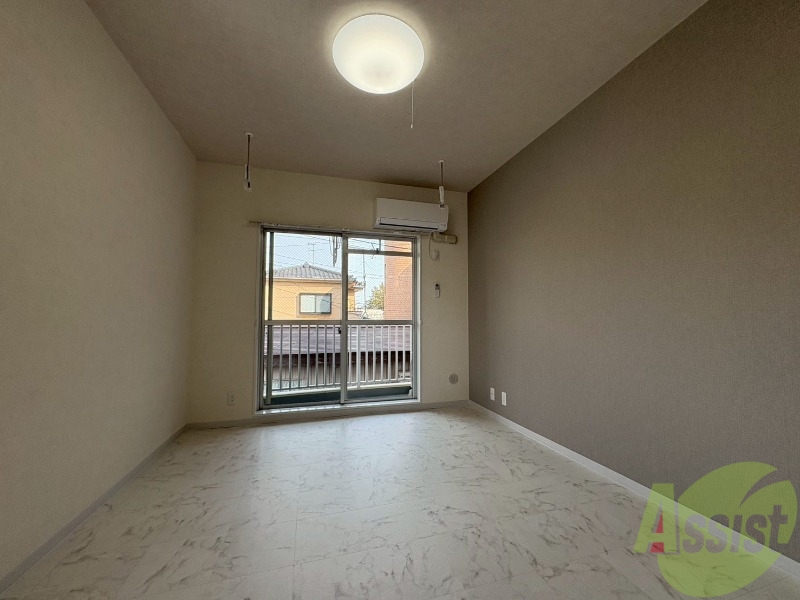 居室・リビング　６．５帖の洋室でございます。いかがでしょうか。